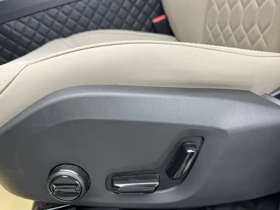 Volvo XC60 2026 B5 4WD Zhiyi Luxury Edition 2025 — миниатюра 2