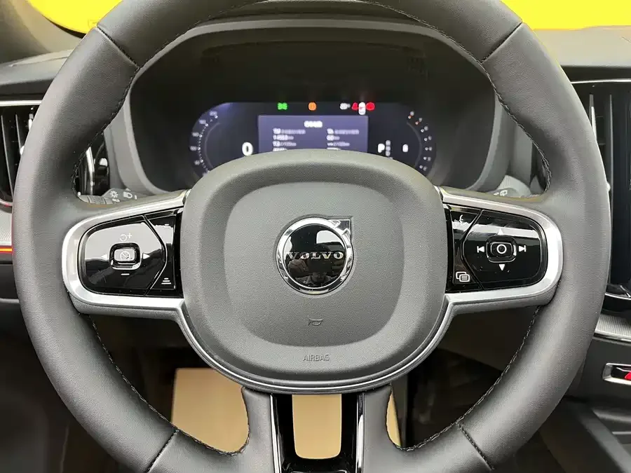 Volvo XC60 2026 B5 4WD Zhiyi Luxury Edition 2025 — миниатюра 3