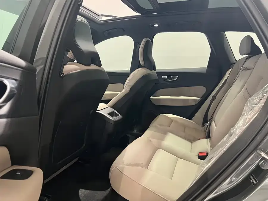Volvo XC60 2026 B5 4WD Zhiyi Luxury Edition 2025 — миниатюра 3