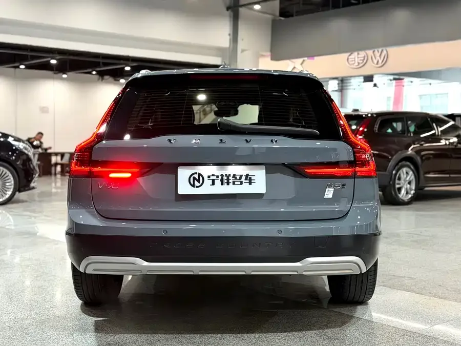 Volvo V90 2022 Cross Country B5 AWD Zhiyuan Edition 2022 — миниатюра 2