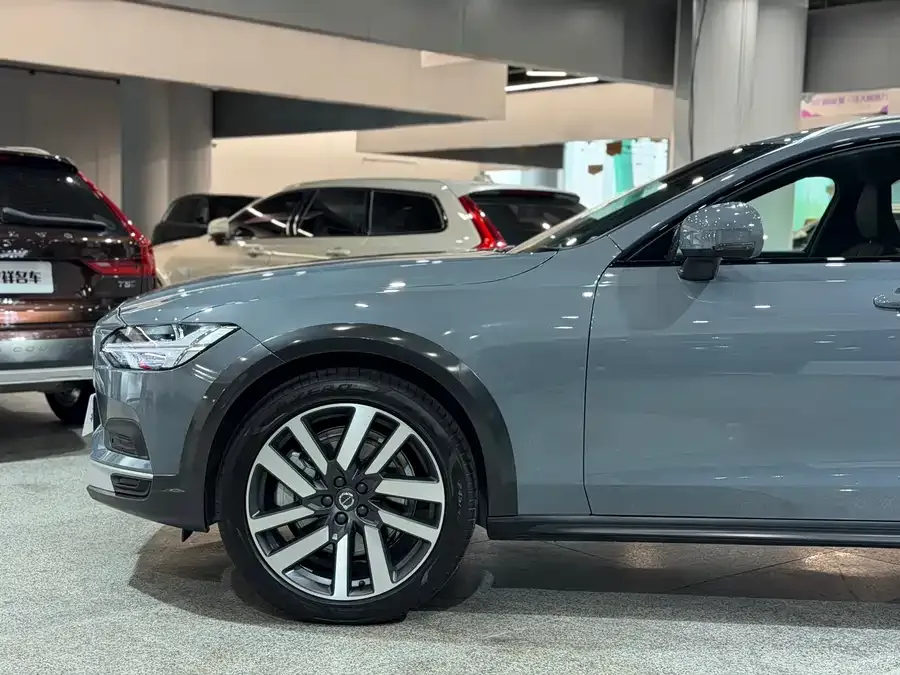 Volvo V90 2022 Cross Country B5 AWD Zhiyuan Edition 2022 — миниатюра 3