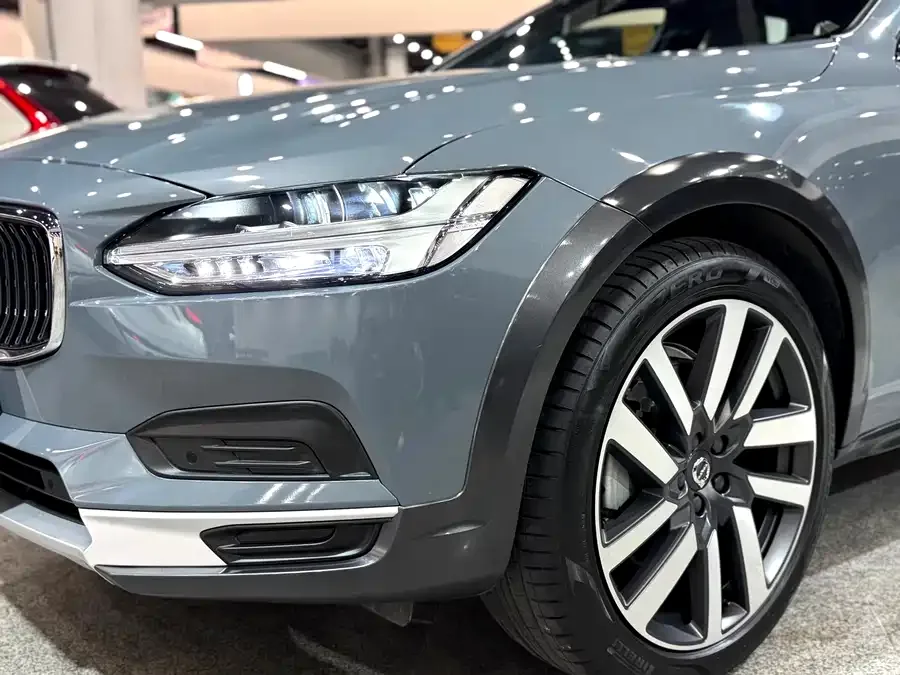 Volvo V90 2022 Cross Country B5 AWD Zhiyuan Edition 2022 — миниатюра 4