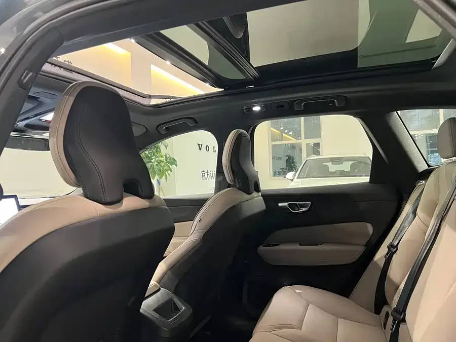 Volvo XC60 2026 B5 4WD Zhiyuan Luxury Edition 2025 — миниатюра 3