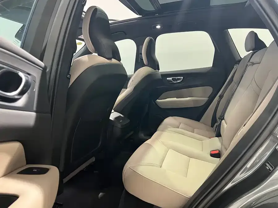 Volvo XC60 2026 B5 4WD Zhiyuan Luxury Edition 2025 — миниатюра 5