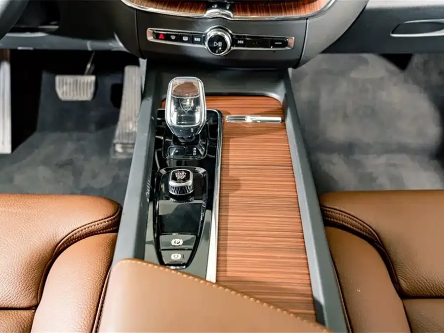 Volvo XC60 2025 B5 4WD Zhiyuan Luxury Edition 2025 — миниатюра 4