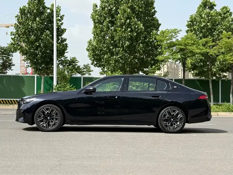 BMW 5 Series 2026 BMW 5 Series 530Li Luxury M Sport Package 2026 — миниатюра 2