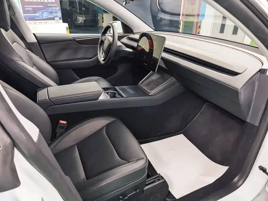 Tesla Model Y Model Y 2025 rear-wheel drive version 2025 — миниатюра 5