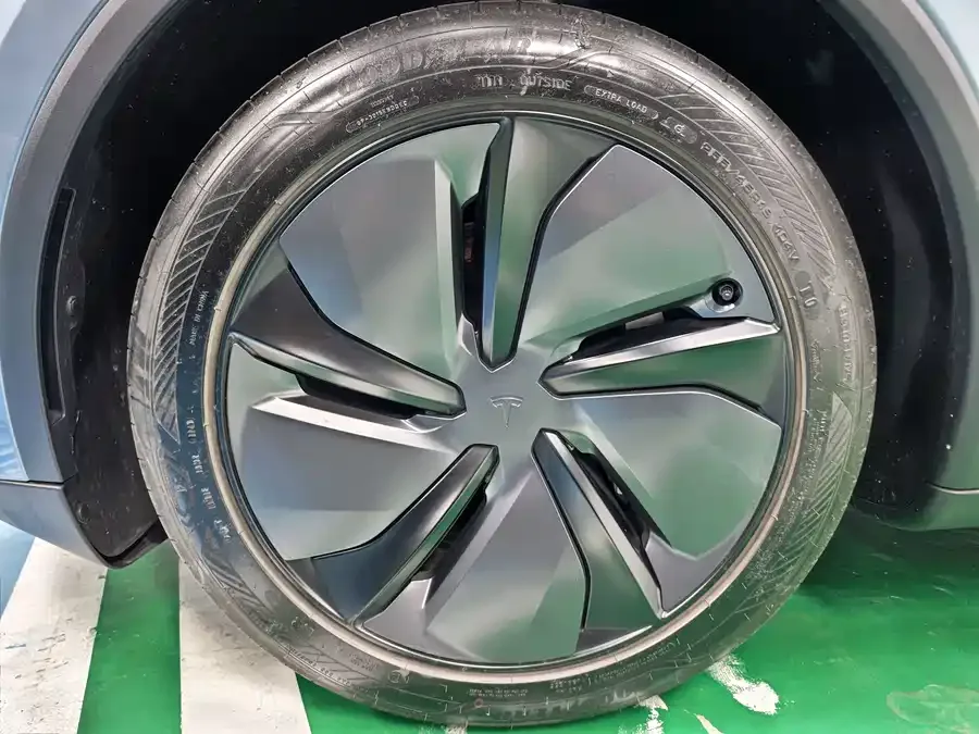 Tesla Model Y Model Y 2025 rear-wheel drive version 2025 — миниатюра 2