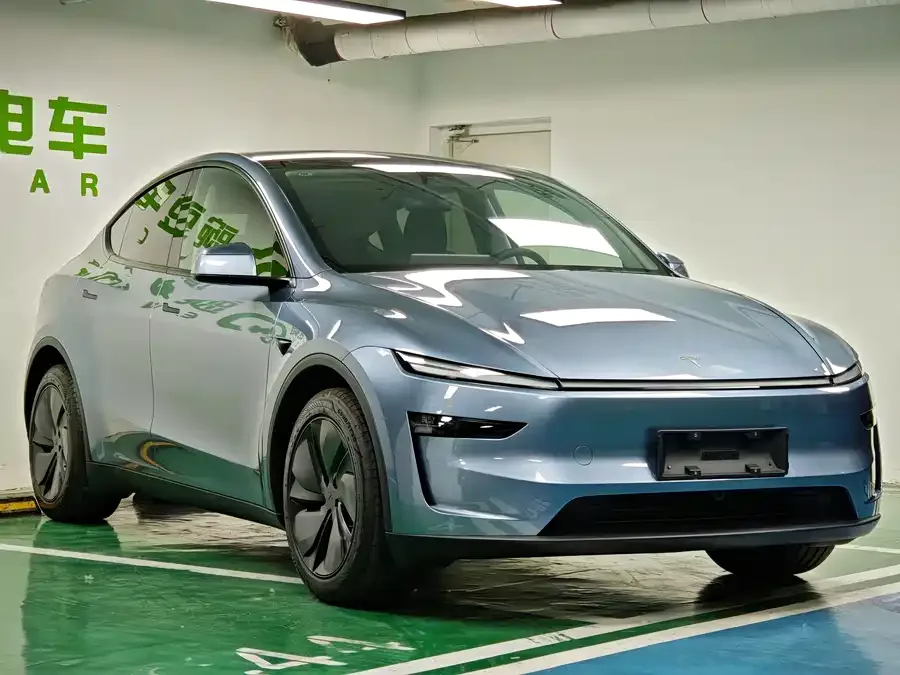 Tesla Model Y Model Y 2025 rear-wheel drive version 2025 — миниатюра 3