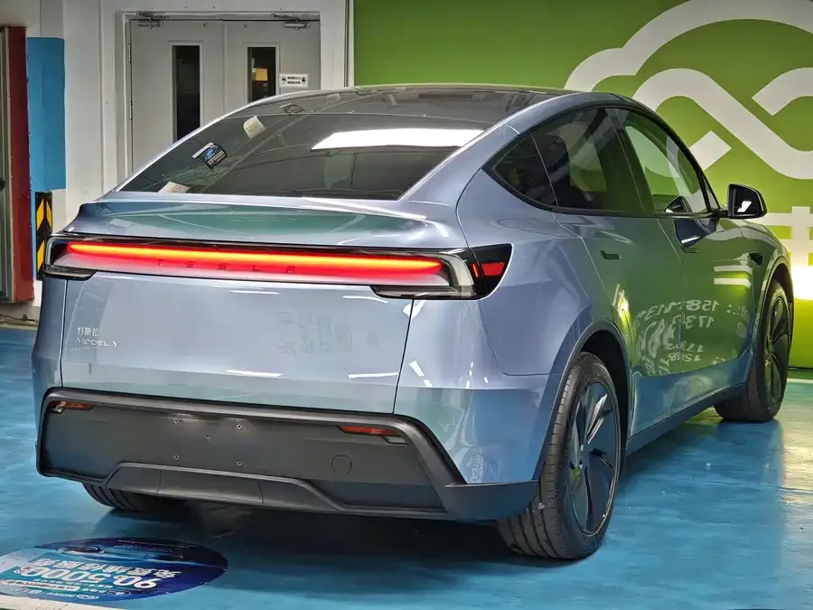 Tesla Model Y Model Y 2025 rear-wheel drive version 2025 — миниатюра 4