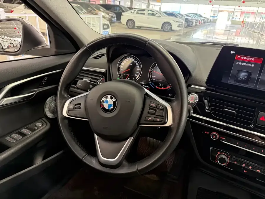 BMW 1 series BMW 1 Series 2022 120i M Sport Edition 2022 — миниатюра 4