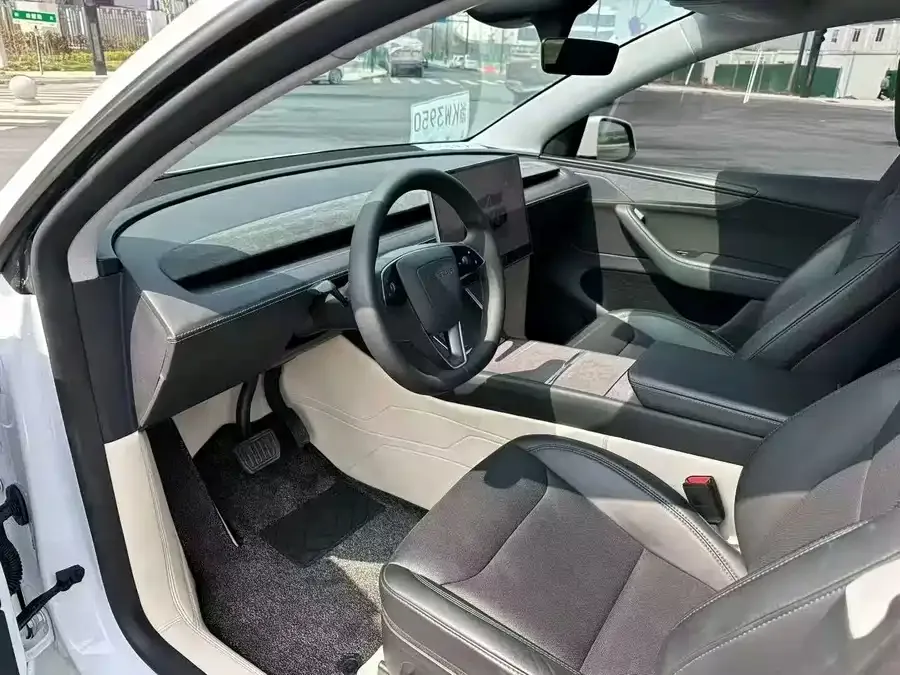 Tesla Model Y Model Y 2025 Long Range All-Wheel Drive First Edition 2025 — миниатюра 2