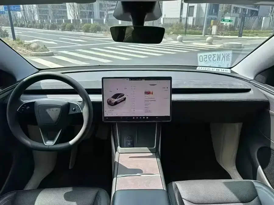 Tesla Model Y Model Y 2025 Long Range All-Wheel Drive First Edition 2025 — миниатюра 4