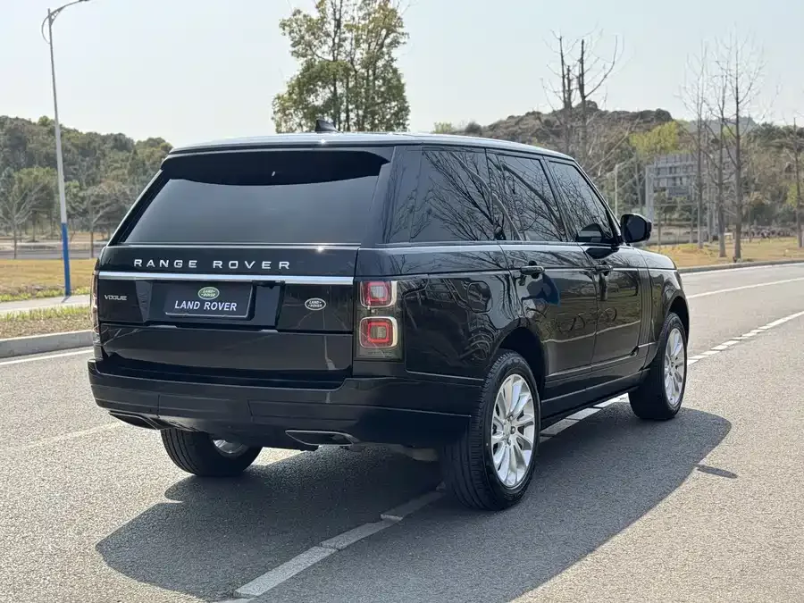 Land Rover Range Rover Range Rover 2022 3.0 L6 360PS Legend Edition 2022 — миниатюра 2