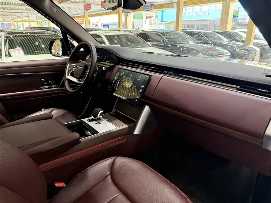 Land Rover Range Rover Range Rover 2025 3.0 L6 400PS Genesis Extended Edition 2025 — миниатюра 4