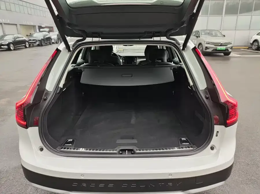 Volvo V90 2022 Cross Country B5 AWD Zhiyuan Edition 2022 — миниатюра 4