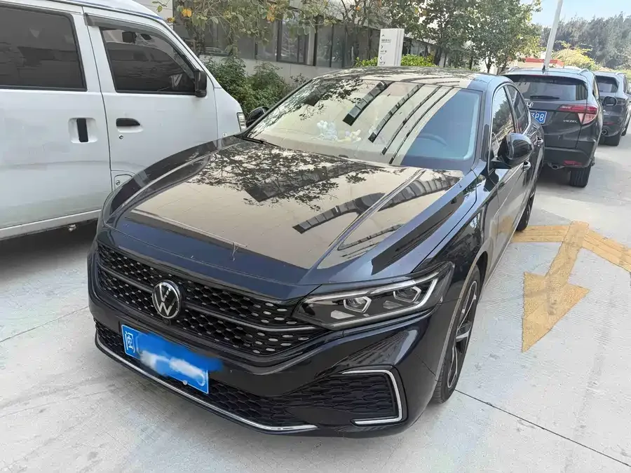 Volkswagen Passat Passat 2023 330TSI Starry Sky Deluxe Edition 2023 — фото 1, купить с доставкой в Москву