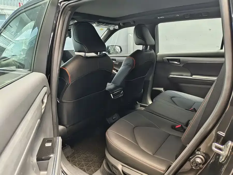 Toyota Crown Land 2026 Toyota Crown Land Cruiser 2.5L HEV 4WD Luxury Edition 2026 — миниатюра 2