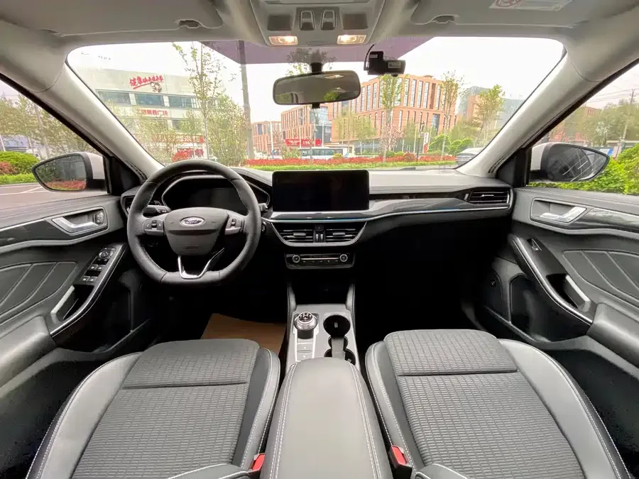 Ford Focus Focus 2021 Hatchback EcoBoost 180 Automatic Front Model 2022 — миниатюра 2