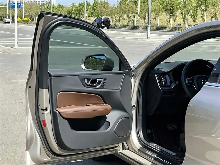 Volvo S60 2023 B4 Zhiyi Luxury Edition 2022 — миниатюра 2