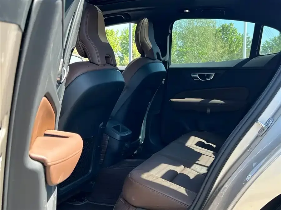 Volvo S60 2023 B4 Zhiyi Luxury Edition 2022 — миниатюра 4