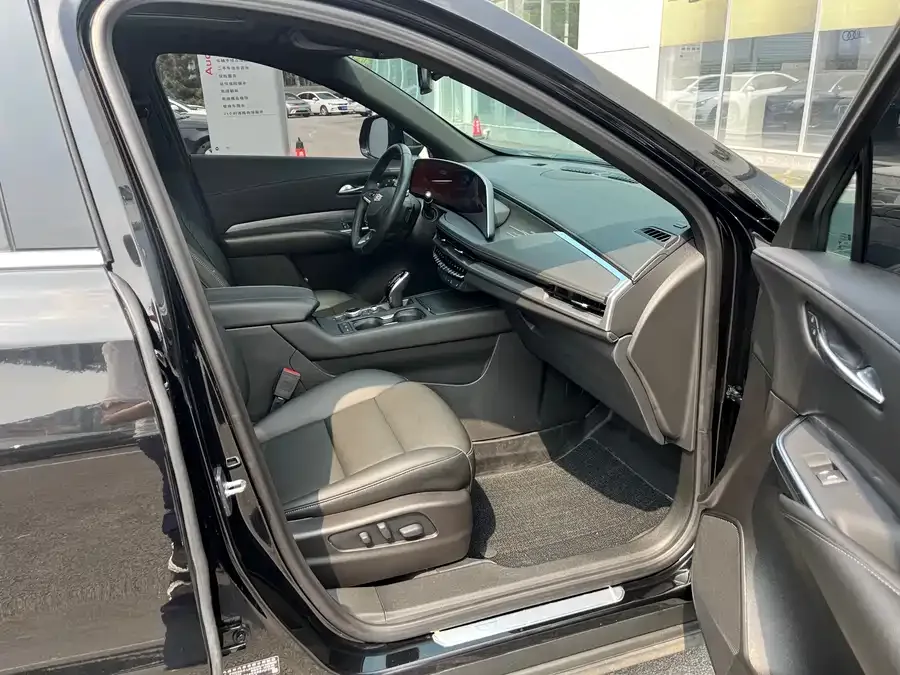 Cadillac XT4 2024 28T 2WD Luxury 2023 — миниатюра 5
