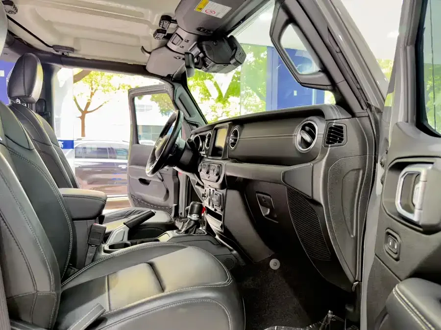 Jeep Wrangler New Energy Wrangler New Energy 2021 Four-Door 2.0T 4xe Sahara First Edition 2022 — миниатюра 4
