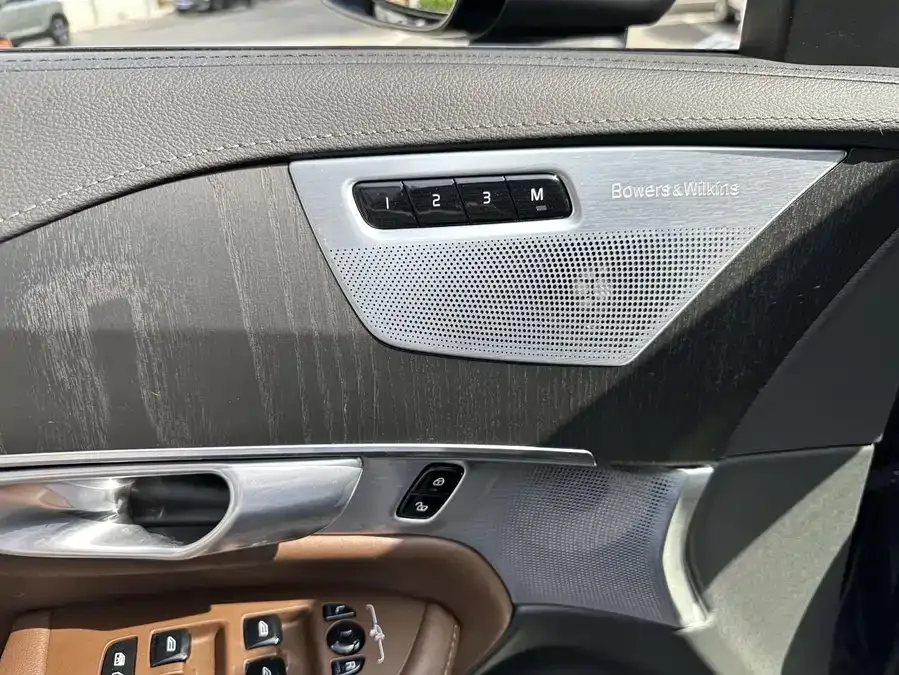 Volvo XC90 Plug-in Hybrid 2024 T8 Zhizun Luxury Edition 7 Seaters 2023 — миниатюра 2