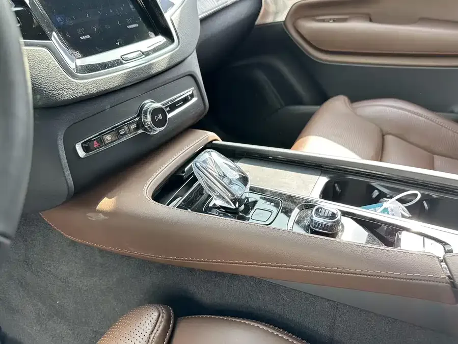 Volvo XC90 Plug-in Hybrid 2024 T8 Zhizun Luxury Edition 7 Seaters 2023 — миниатюра 3