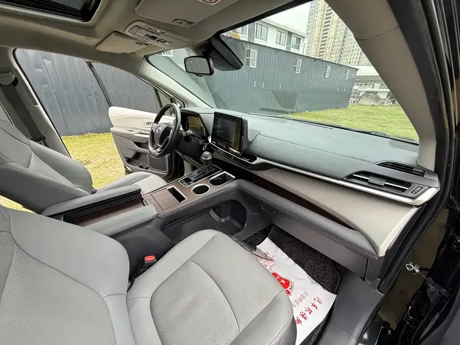 Toyota Sienna SIENNA 2021 2.5L Hybrid Luxury Edition 2022 — миниатюра 4