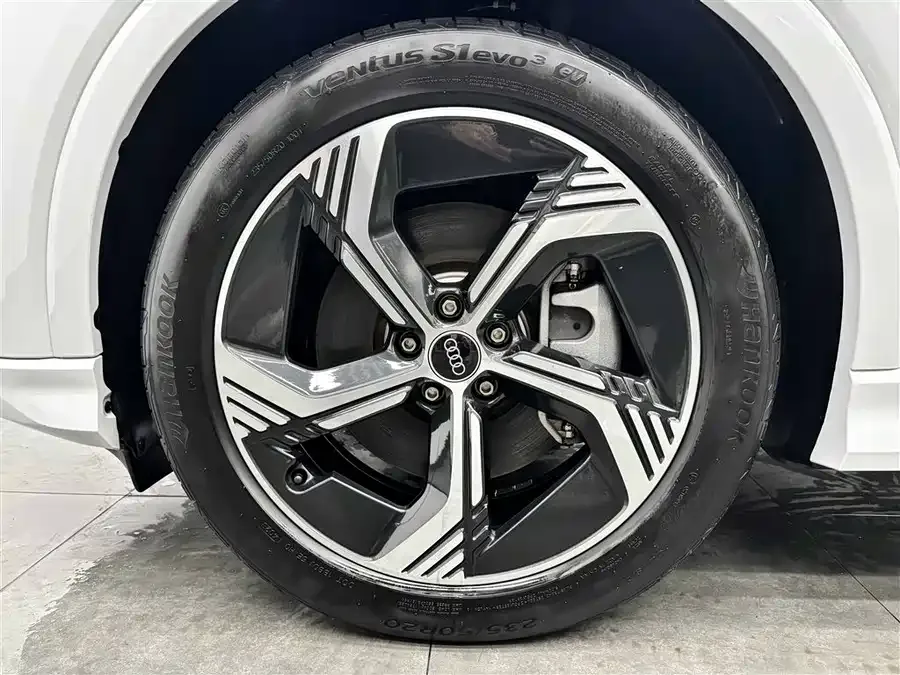 Audi Q4 e-tron 2024 40 e-tron Creative Edition 2024 — миниатюра 4