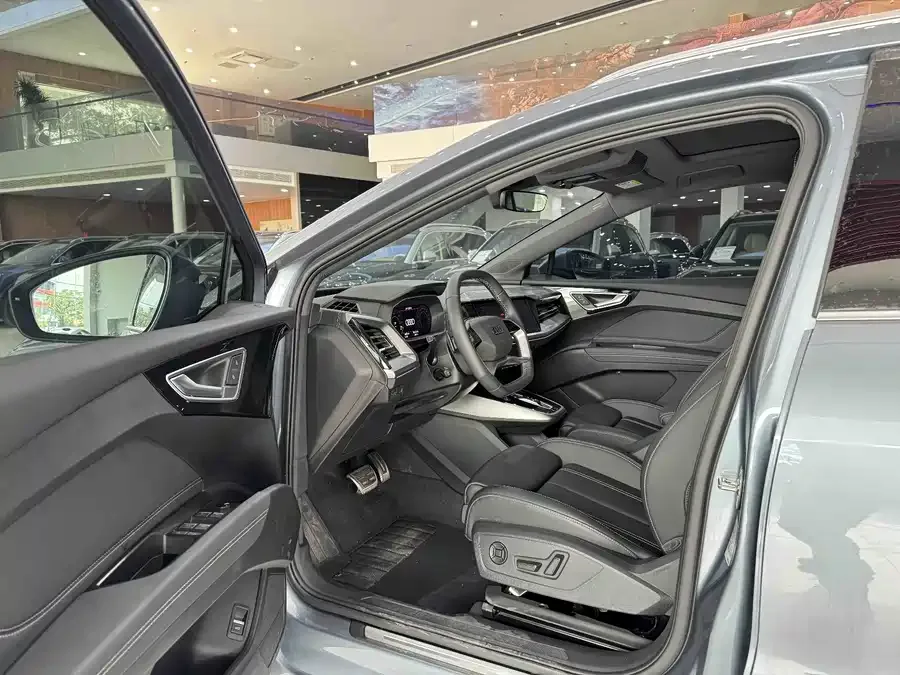 Audi Q4 e-tron 2024 40 e-tron Creative Edition 2025 — миниатюра 4