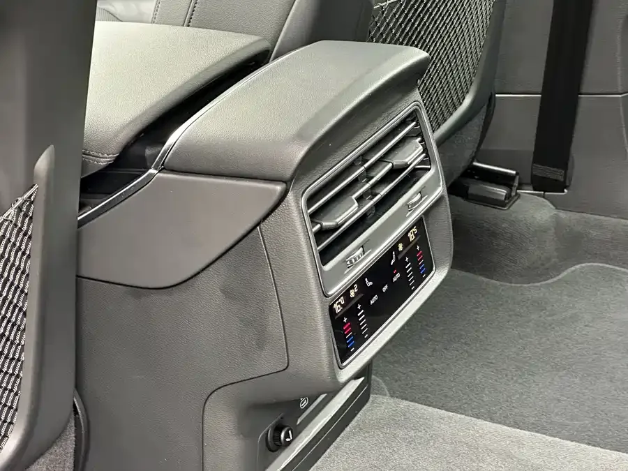 Audi Q8 2023 55 TFSI luxury and dynamic model 2024 — миниатюра 4