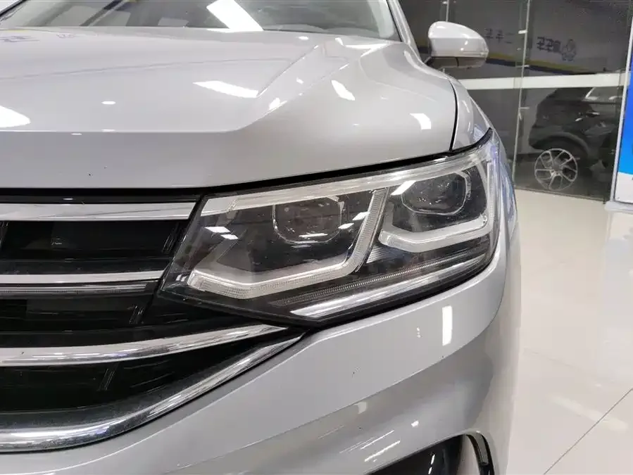 Volkswagen Tiguan L Tiguan L 2023 380TSI Automatic 4WD R-Line Flagship Edition 7 Seaters 2022 — миниатюра 2