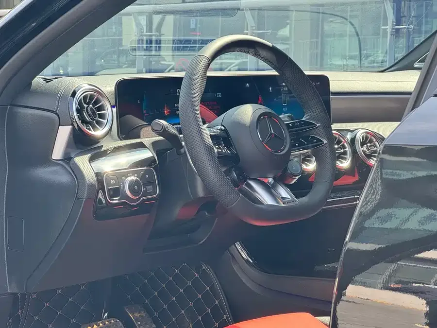 Mercedes-Benz A-Class AMG Mercedes-Benz A-Class AMG 2024 AMG A 35 L 4MATIC 2024 — миниатюра 4