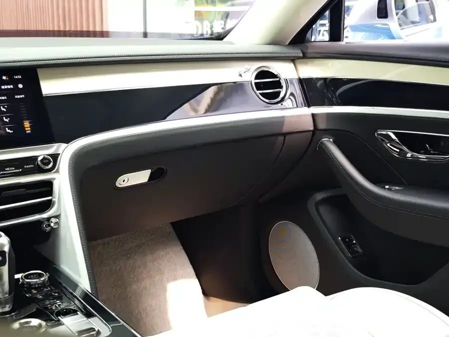Bentley Flying Spur PHEV Flying Spur Plug-in Hybrid 2025 4.0T V8 Mulliner 2025 — миниатюра 5