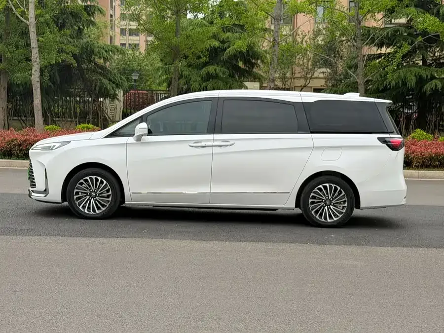 Buick GL8 New Energy Buick GL8 PHEV 2025 Land Cruiser Premium Edition 2025 — миниатюра 2