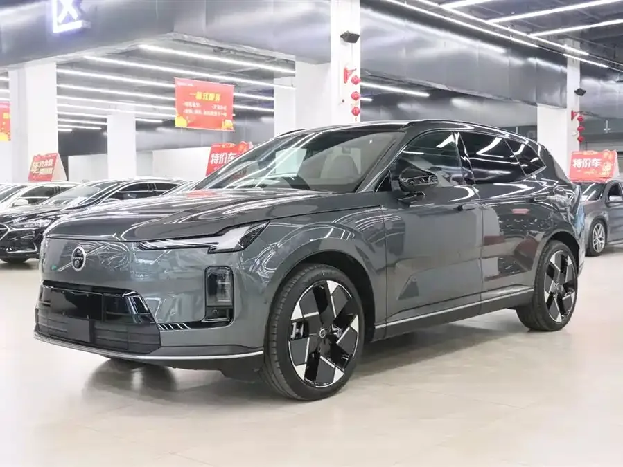 Volvo XC70 plug-in hybrid 2025