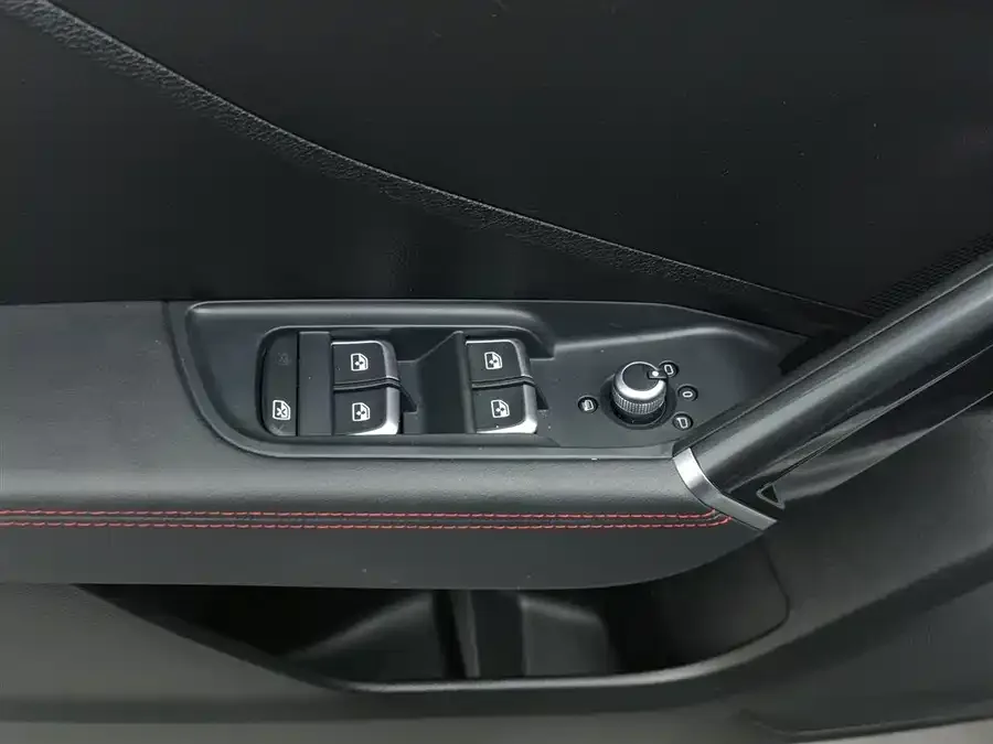 Audi Q2L 2022 35 TFSI aggressive and dynamic model 2022 — миниатюра 3