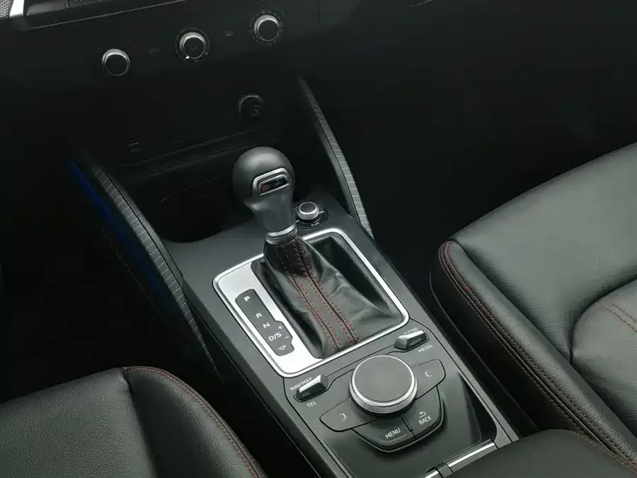 Audi Q2L 2022 35 TFSI aggressive and dynamic model 2022 — миниатюра 4