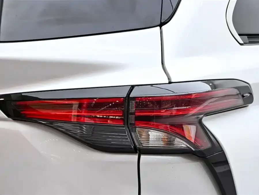 Toyota Sienna SIENNA 2026 2.5L Dual Engine 2WD Luxury Edition 2025 — миниатюра 3