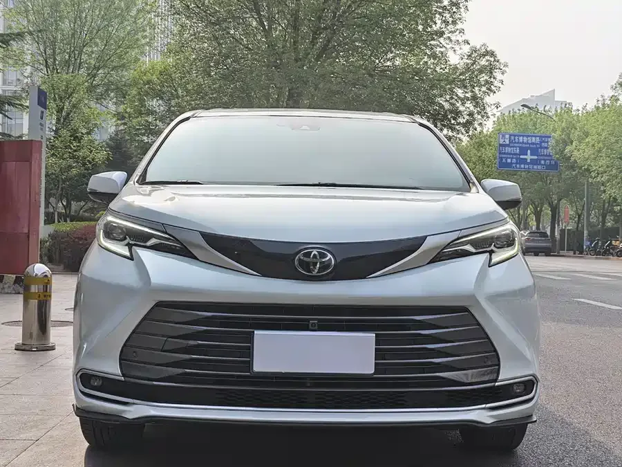 Toyota Sienna SIENNA 2024 2.5L Hybrid 4WD Premium Edition 2024 — миниатюра 2