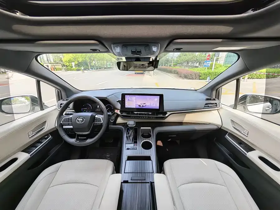 Toyota Sienna SIENNA 2024 2.5L Hybrid 4WD Premium Edition 2024 — миниатюра 3