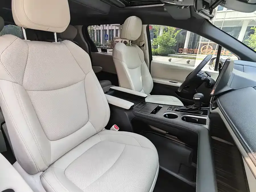 Toyota Sienna SIENNA 2024 2.5L Hybrid 4WD Premium Edition 2024 — миниатюра 4