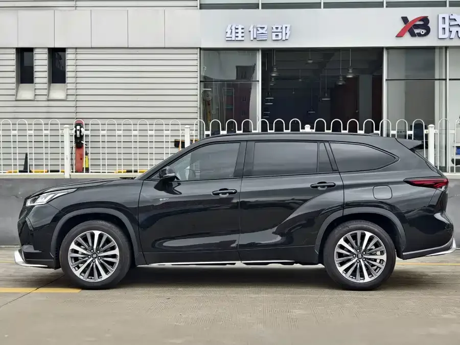 Toyota Crown Land Crown Land 2024 2.5L HEV 4WD Premium Edition 2024 — миниатюра 2
