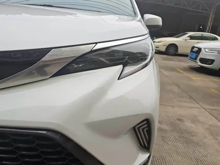 Toyota Granvia Grevia 2023 2.5L Hybrid Premium PLUS Edition 2024 — миниатюра 3