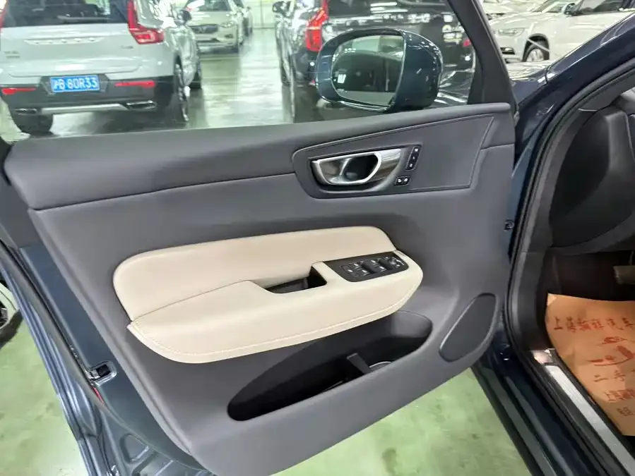 Volvo XC60 2026 B5 4WD Zhiyi Luxury Edition 2025 — миниатюра 2