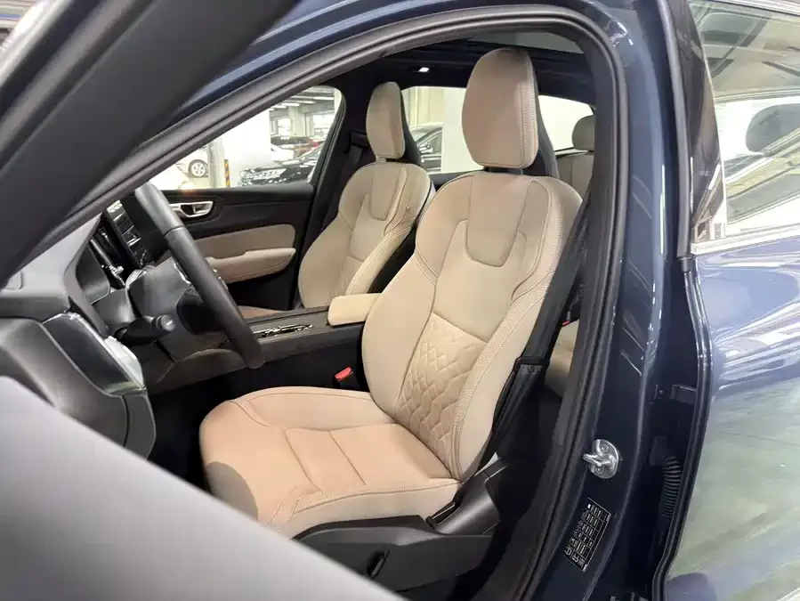 Volvo XC60 2026 B5 4WD Zhiyi Luxury Edition 2025 — миниатюра 3
