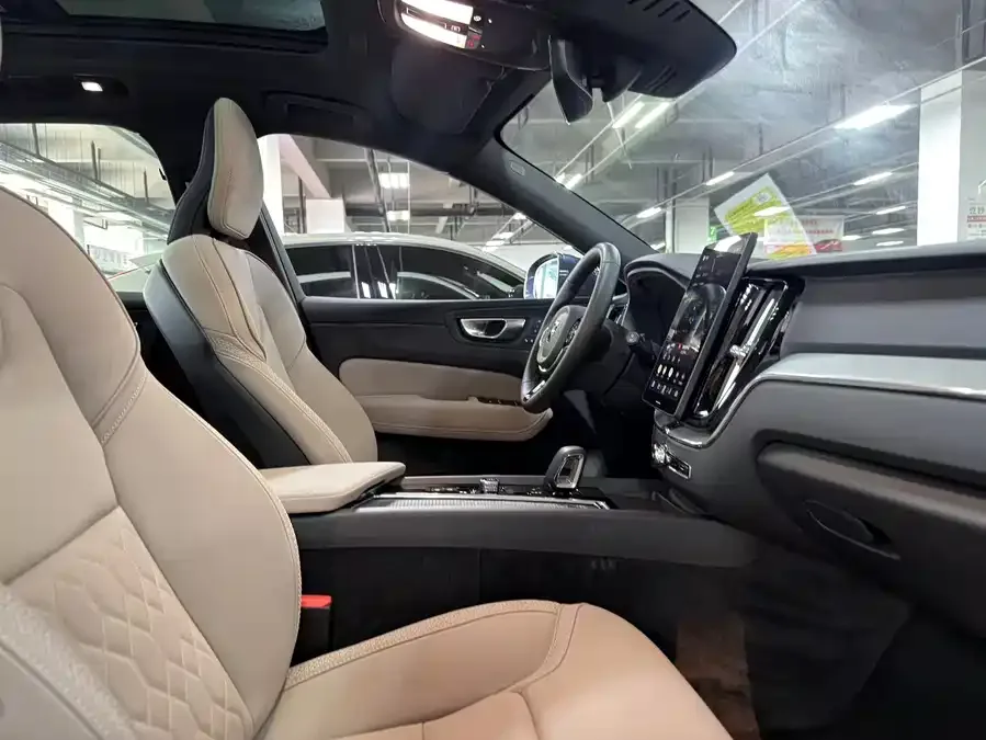 Volvo XC60 2026 B5 4WD Zhiyi Luxury Edition 2025 — миниатюра 4