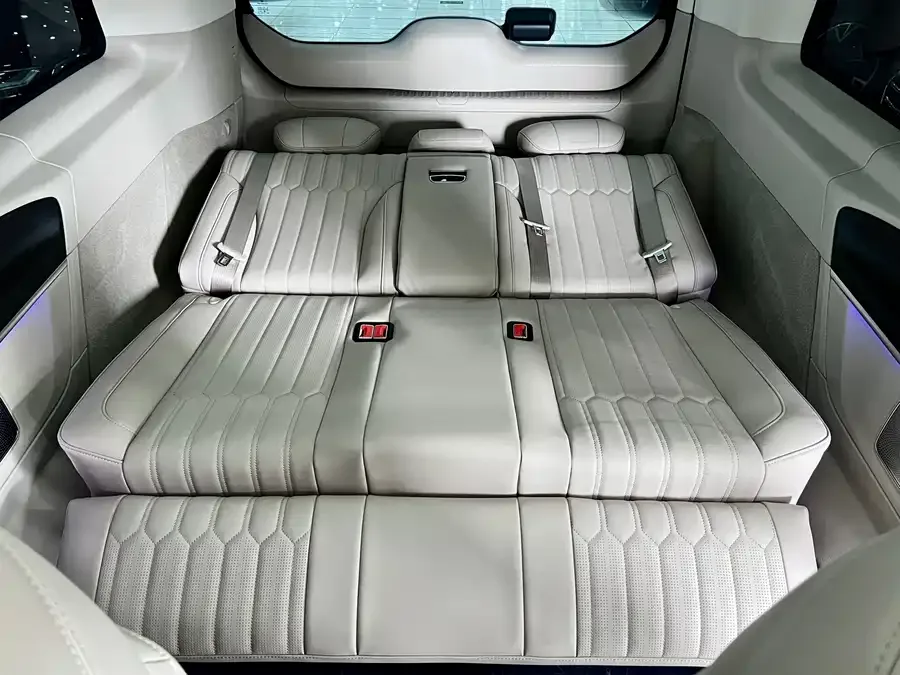 Mercedes-Benz Class V Mercedes-Benz V-Class 2024 V 300 L Long Wheelbase Luxury Edition 2025 — миниатюра 4